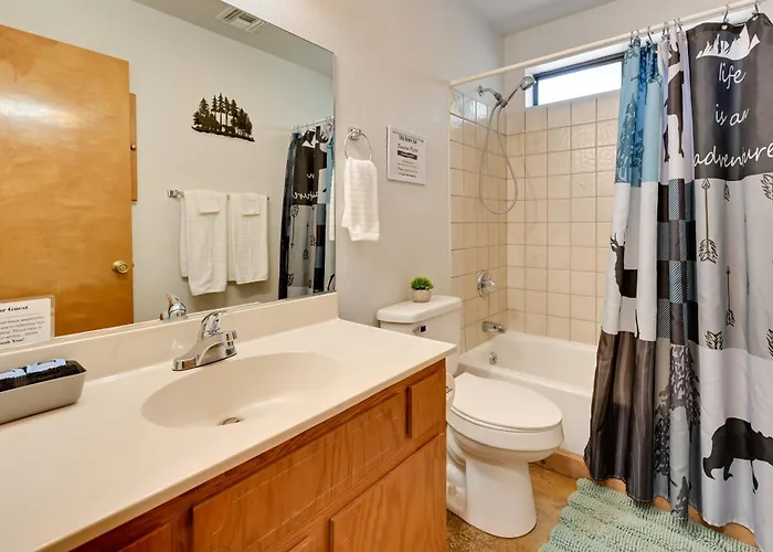 Holiday home Near Hiking: Creekfront Valley Retreat
