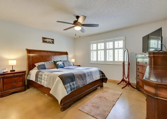Near Hiking: Creekfront Valley Retreat