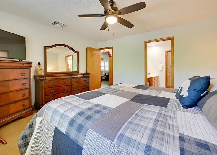 Near Hiking: Creekfront Valley Retreat *