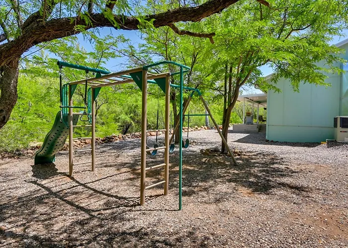 Near Hiking: Creekfront Valley Retreat Holiday home