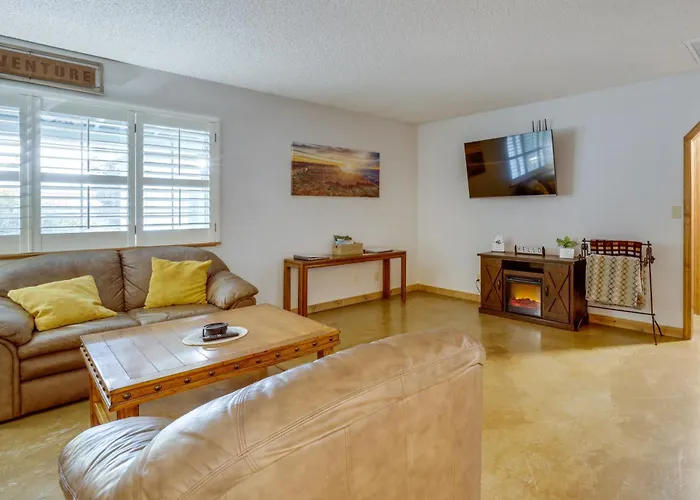 Near Hiking: Creekfront Valley Retreat