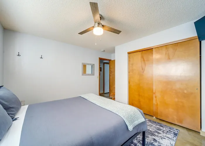 Holiday home Near Hiking: Creekfront Valley Retreat