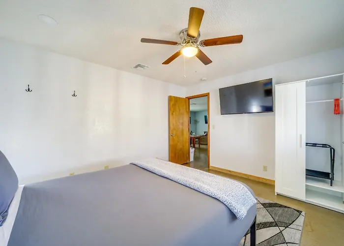 Near Hiking: Creekfront Valley Retreat Holiday home