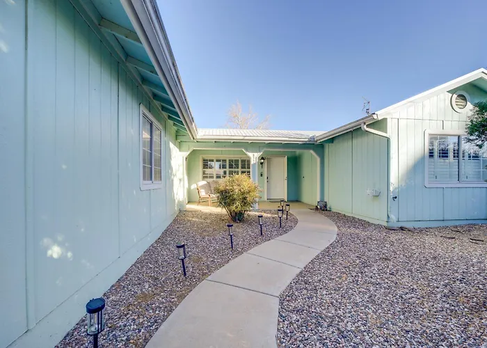 Near Hiking: Creekfront Valley Retreat